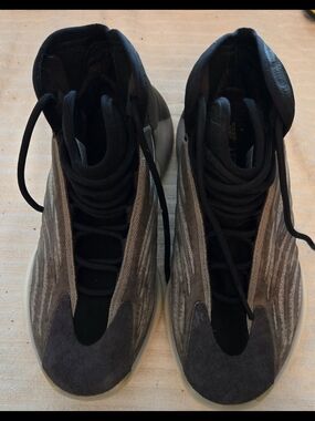 Yeezy Quantum (QNTM) in the "Barium" colorway.